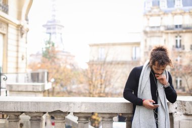 Mesaj yazma ve müzik eIF yakınındaki yarım Nijeryalı çocuk