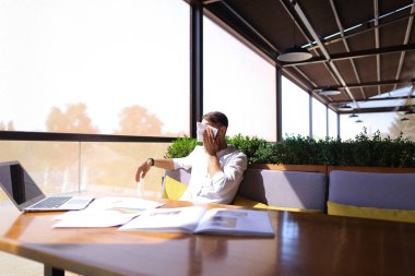 Dizüstü bilgisayar ve belge çalışma sistemleri mühendislik Tasarımcısı