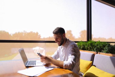 Smartphone ile konuşmak ve laptop ile çalışma emlakçı