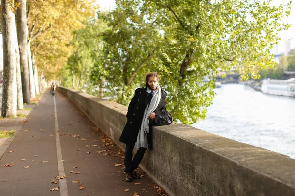 Attractive Arabian journalist walking near Seine. — Stock Photo, Image