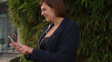 Mesaj yazma ve yüz yakından ile dışında müzik dinlemek işkadını.