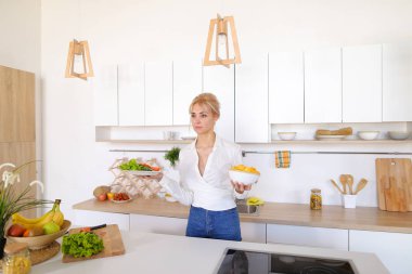 Poz ve plaka salata ve patates kızartması ile SMI tutan şirin kız