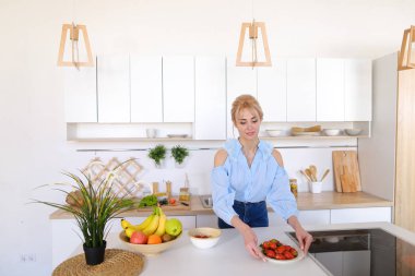 Şık kız ayakta sabah kahvaltı için poz aşçılar