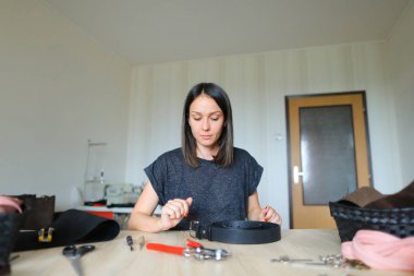 Satış Müdürü üretilen çanta listesini yapmak.