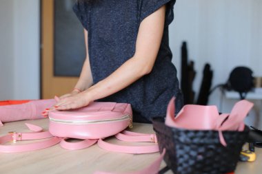 Pembe sırt çantası ve çanta terzi kazandı.