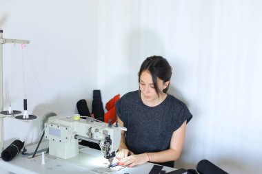 iş smartphone kullanarak patron ile tartışırken terzi.