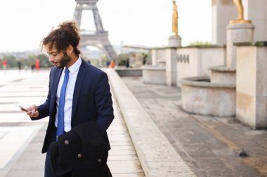 Arap işadamı yanında Eiff yakınındaki smartphone ile ortak savunarak