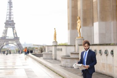 Melez pressman gazete makalesi Eiffel Tower yakınındaki okuma.