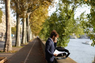 İspanyol Profesör müstakil Duty laptop ile çalışma.