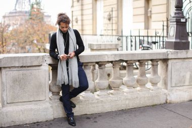 Mesaj yazma ve müzik eIF yakınındaki yarım Nijeryalı çocuk