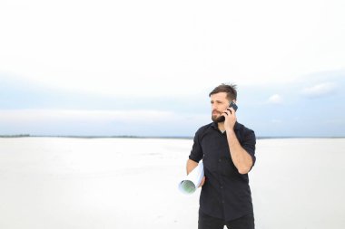 Smartphone ıssız yerde w tutan konuşan cevirmen