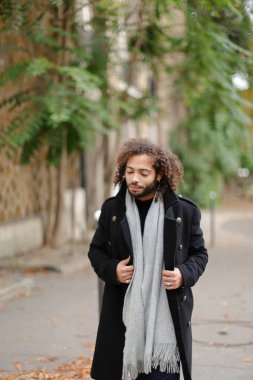 Yumuşacık saçlı kafa sallayarak ve gülerek jocund melez adam.