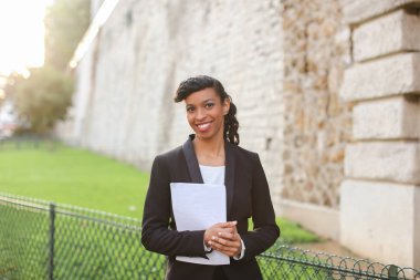 Cam seyir ve yakın f gülümseyen melez gazeteci