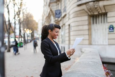 Sigorta acentası ile müşteri, genç kadın rejoic Evet