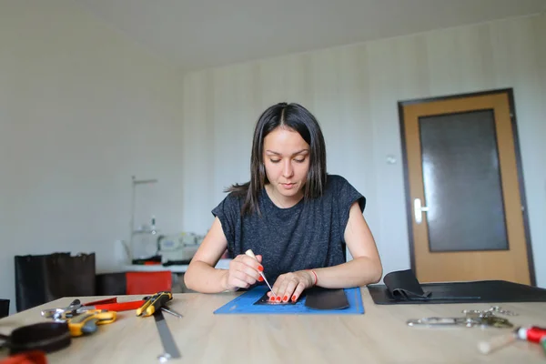 Chica de cámara lenta preparando cuero para hacer monedero . —  Fotos de Stock