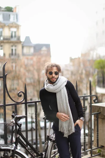 Handsome mulatto gentleman waiting for girlfriend. — Stock Photo, Image