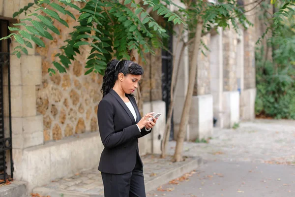 Μαύρο γυναικείο πρόσωπο συνομιλία στο smartphone εκτός. — Φωτογραφία Αρχείου