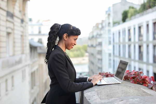 Половина африканских бизнесвумен работает с ноутбуком на балконе . — стоковое фото