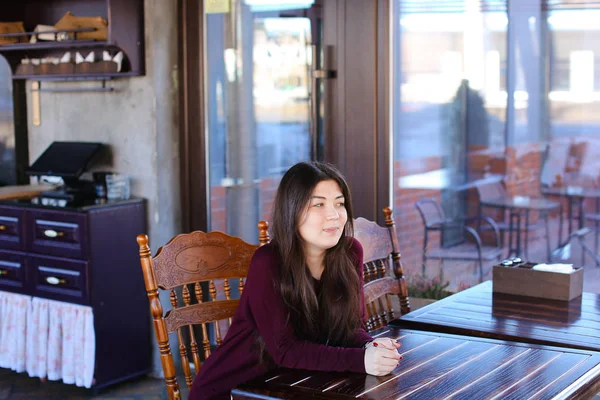 Модель очікування фотографа для фотосесії в кафе — стокове фото