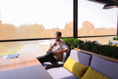 Avrupa işadamı kafeterya masada tablet kullanma.