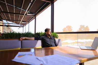 Kağıtları sıralama ve dizüstü bilgisayar kapağının kapatılması çevirmen.