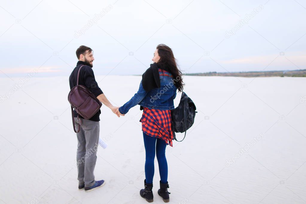 girlfriend and boyfriend holding hands go to joint photoshoo