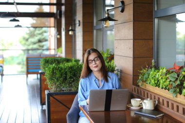 Tipik dizüstü klavye üzerinde eller yukarı kapatın  .