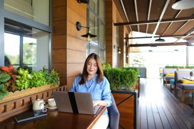 Çekici kız restoranda çay içme  .