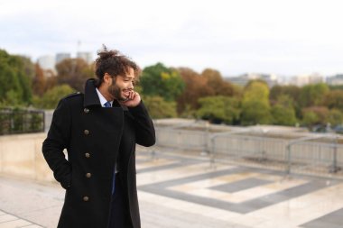 Yabancı erkek smartphone cep telefonu ile Fransız kız sohbet