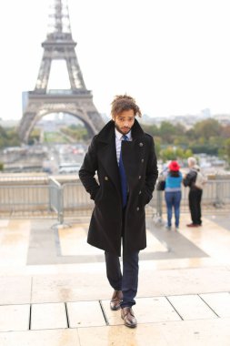 Eiffel Tower gülümseyen melez erkek modeli.