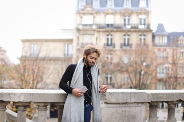 Genç erkek model smartphone ile sohbet ve müzik