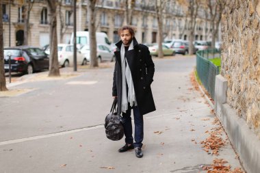 Europe ziyaret ve çanta ile yürüyüş mutlu yarım Afrika turizm.