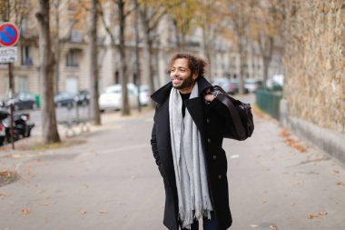 Europe ziyaret ve çanta ile yürüyüş mutlu yarım Afrika turizm.