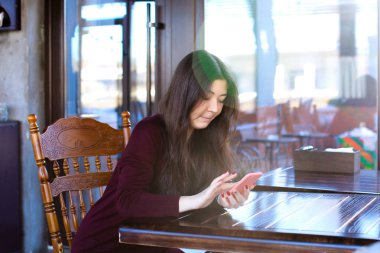 Manikürcü smartphone ve banka kullanarak mobil hesap Yenileyici