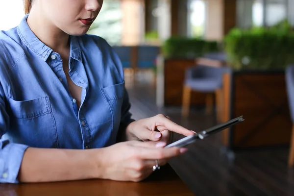 Beautiful girl working with tablet at restaurant  . — Stock Photo, Image