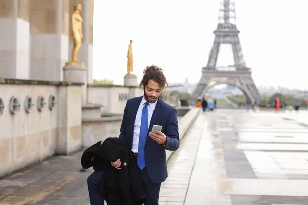 Mulato chico hablando con su novia por teléfono cerca de Eiffel Towe . — Foto de Stock