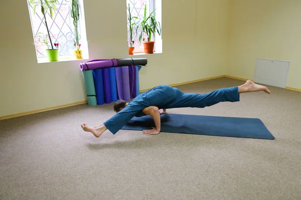 Sport atletisk man engagerade yoga. — Stockfoto