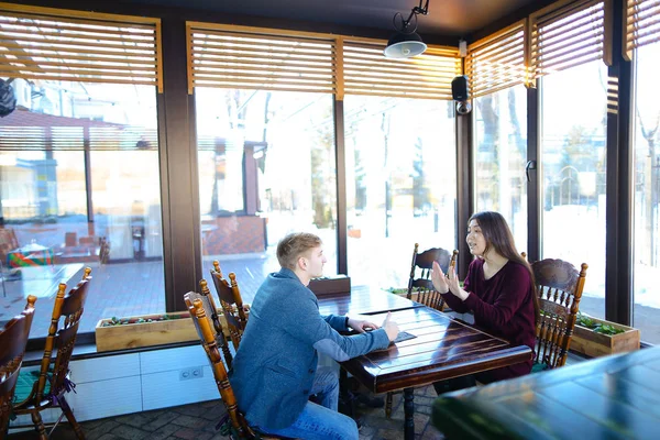 Estudiante en la primera cita con su nuevo novio en la cafetería — Foto de Stock