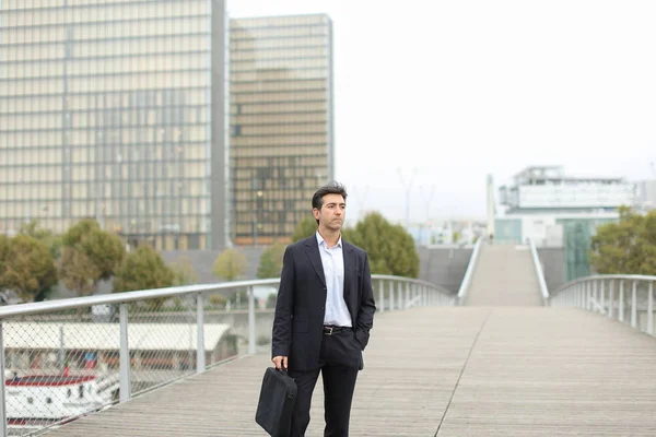 Abogado hombre en ropa de negocios esperando al cliente usando smart — Foto de Stock