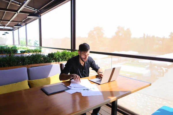 Il copywriter freelance riscrive il testo su computer portatile a tavolo di caffè . — Foto Stock