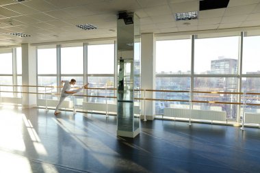 Deneyimsiz spor iş erkek spor giyim stan için çalışıyor