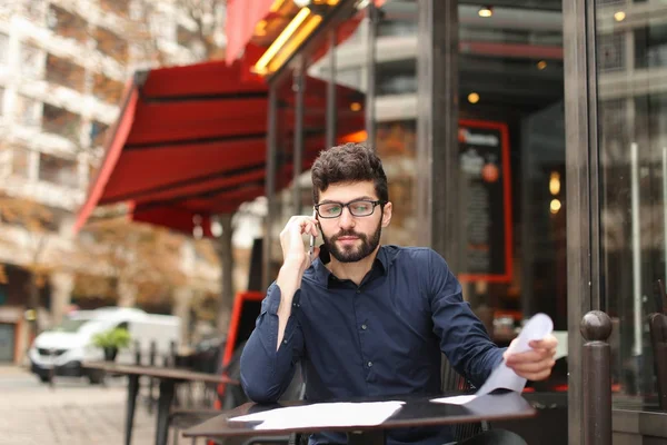 Gerente de conta fresco trabalhando com papéis e tablet na guia café — Fotografia de Stock