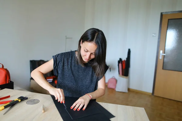 Young woman making bag at sewing circle. — Stock Photo, Image