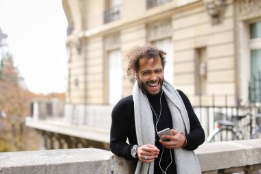 Mesaj yazma ve müzik eIF yakınındaki yarım Nijeryalı çocuk