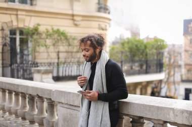 Genç erkek model smartphone ile sohbet ve müzik