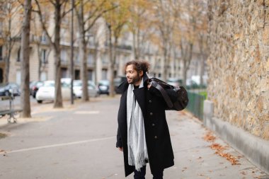 Europe ziyaret ve çanta ile yürüyüş mutlu yarım Afrika turizm.