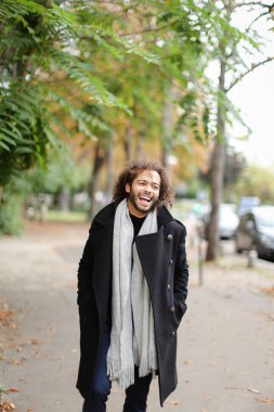 İyi görünümlü yarım Nijeryalı adam geziniyor.