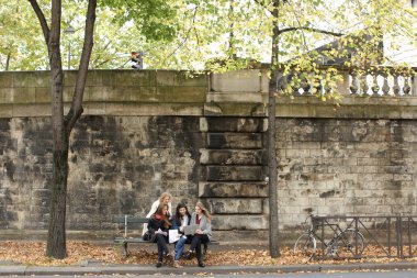 Bankta oturan öğretmen, laptop, pa ile jocund kız öğrenci