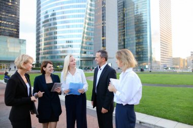 La Defense Paris w konuşurken iş organizasyonu çalışanları