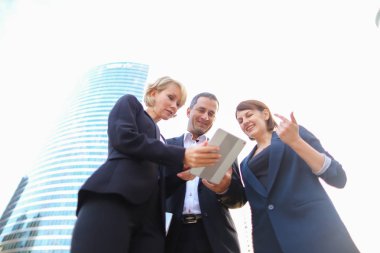 Mutlu iş ekip üyeleri dışında konuşan  .